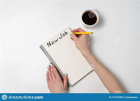 Escritura A Mano Femenina En Un Cuaderno Nuevo Trabajo Fondo Blanco