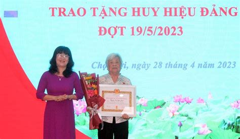 Huyện ủy Chợ Mới trao Huy hiệu Đảng đợt 19 5 cho 39 đảng viên Báo An