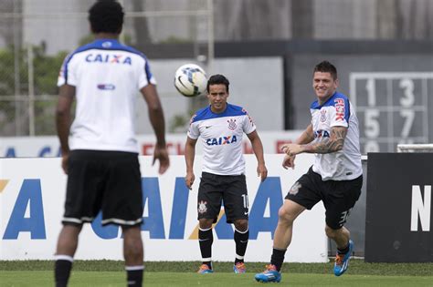 Durante o treino desta manhã no CT Joaquim Grava Parque Ecológico do