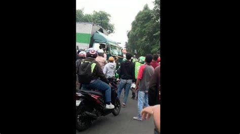 BREAKING NEWS Truk Peti Kemas Ugal Ugalan Di Tangerang Puluhan Orang