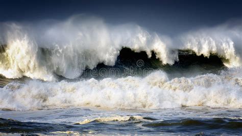 Onda Grande Que Quebra No Dia Ventoso Foto De Stock Imagem De Espuma