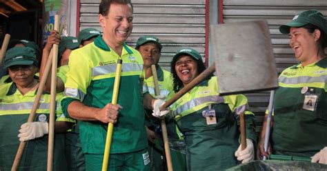 Doria Se Veste De Gari E Promete Limpar A Cidade Pessoalmente Toda