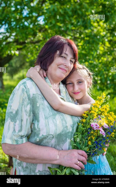 Petite Fille épouse Sa Grand Mère Photo Stock Alamy