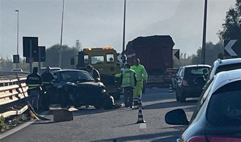 Scontro Tra Un Auto E Un Camion Sulla Palermo Mazara Donna Ferita