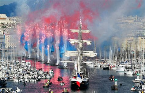 Arrivée en France la flamme olympique a embrasé Marseille Le Devoir