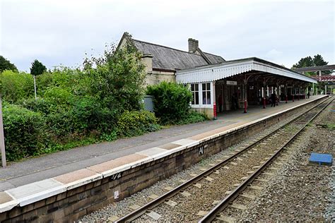 Kemble railway station, Gloucestershire, with photos of station platforms, buildings, canopy and ...