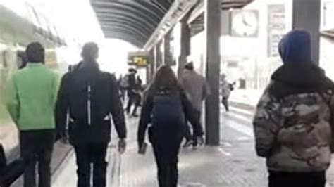 Stazione Pioltello maxi rissa su e giù dalle carrozze treno fermo