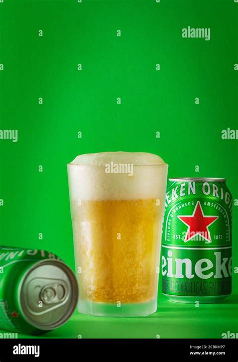 Lima Per Agosto La Cerveza Heineken Puede Verde De Fondo