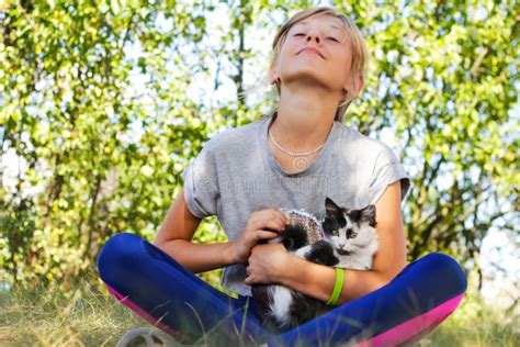 816 Photos De Caresse De Jeune Fille Avec Le Chaton Photos De Stock