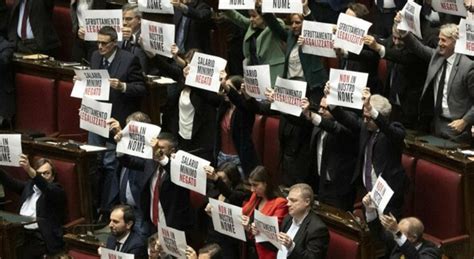 Salario Minimo Bagarre Alla Camera Durante Il Voto Alla Delega Al