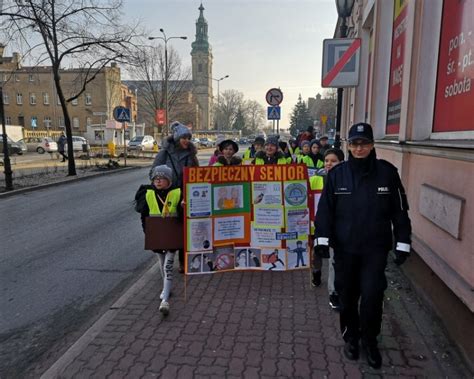 Policjanci I Dzieci We Wsp Lnym Patrolu W Trosce O Bezpiecze Stwo