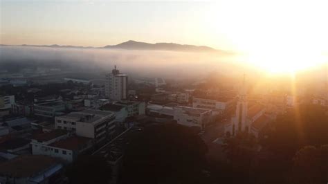 Itaúna amanhece coberta por neblina após noite de chuva Rádio Santana