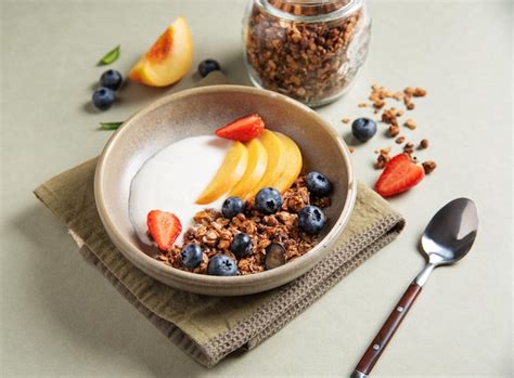 Iogurte Natural Com Granola - Iogurte natural com granola caseira; pêssego, morango e mirtilo em uma ...