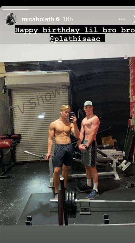 Micah & Isaac Plath Highlight Muscular Bodies In Gym Selfie