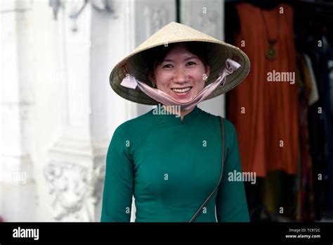 Mujer Vietnamita En El Tradicional Vestido De Ao Dai En Ciudad Ho Chi