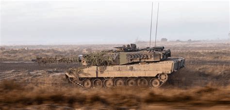 Camouflaged Leopard 2 tank moving fast on open ground : r/TankPorn