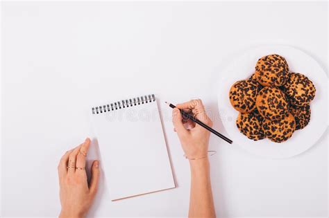 Escritura Femenina De La Mano En Un Cuaderno Imagen De Archivo Imagen