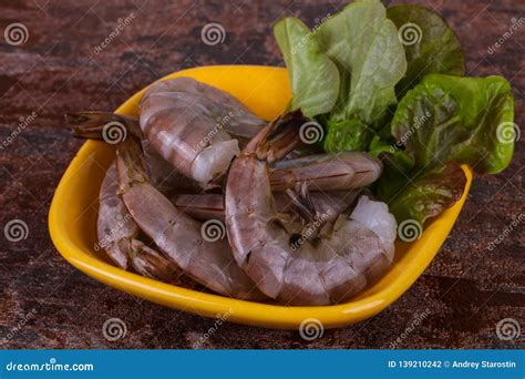 Gambas Crudas Del Rey Listas Para Cocinar Foto De Archivo Imagen De