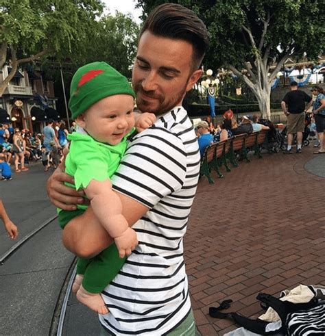 Papà super sexy a Disneyland ecco il bizzarro Instagram che li colleziona Gay it