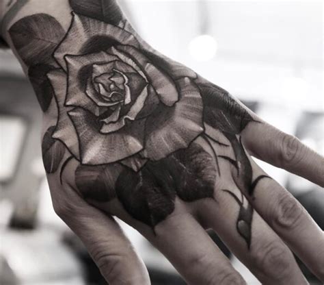 Tatuagem de flor na mão 60 ideias únicas para te inspirar FOTOS