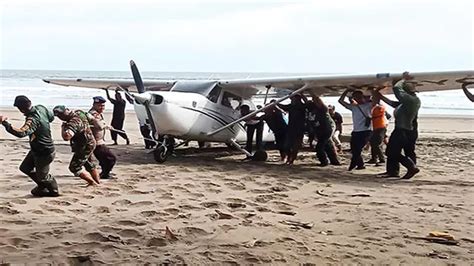 Pesawat Latih Cessna Mendarat Darurat Di Pantai Ngagelan Begini