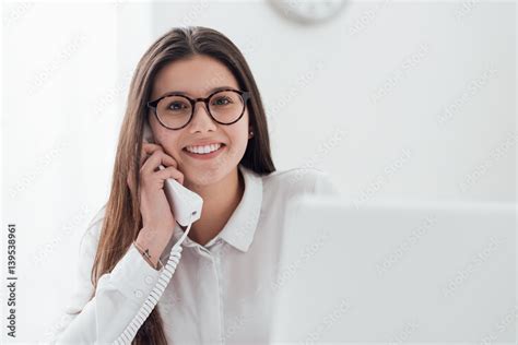 Stockfoto Efficient secretary on the phone | Adobe Stock