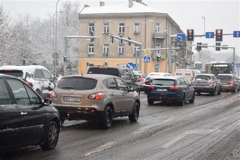 Atak Zimy W Radomiu I Regionie Na Drogach Jest Lisko I Niebezpiecznie