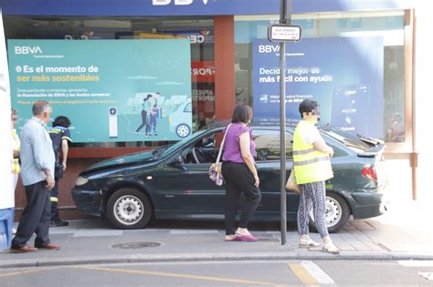 GALERÍA Una conductora novel empotra su coche contra un banco en el