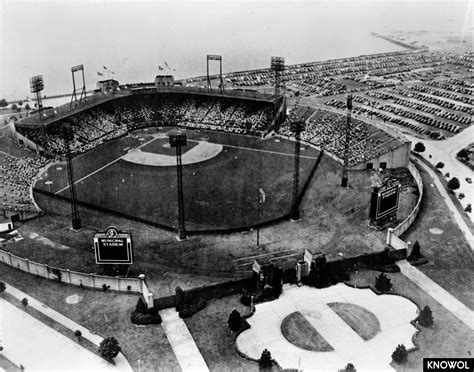 9 vintage pictures reveal the glory of Roosevelt Stadium - KNOWOL