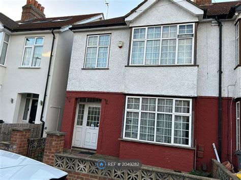 3 Bed Semi Detached House To Rent In Denbigh Road Hounslow Tw3 £2 700