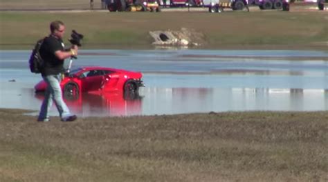 Hizo una mala maniobra y la Lamborghini terminó en el agua mirá el video