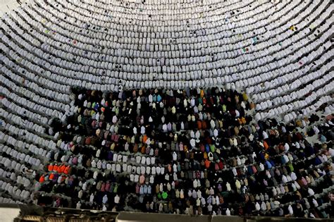 Les P Lerins Prient Sur Le Mont Arafat Point Culminant Du Hajj