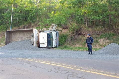 Caminh O Carregado Pedrisco Fica Sem Freio E Tomba Na Br Di Rio X