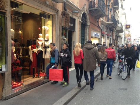 Via Del Corso Ultime Ore Di Shopping Natalizio La Repubblica