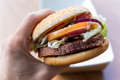 Hand H Lt In Der Nahaufnahme Den Veganen Mcdonalds Burger Big Vegan Ts