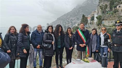 Panchina Bianca A Positano Il Comune Ci Invita A Sederci E A