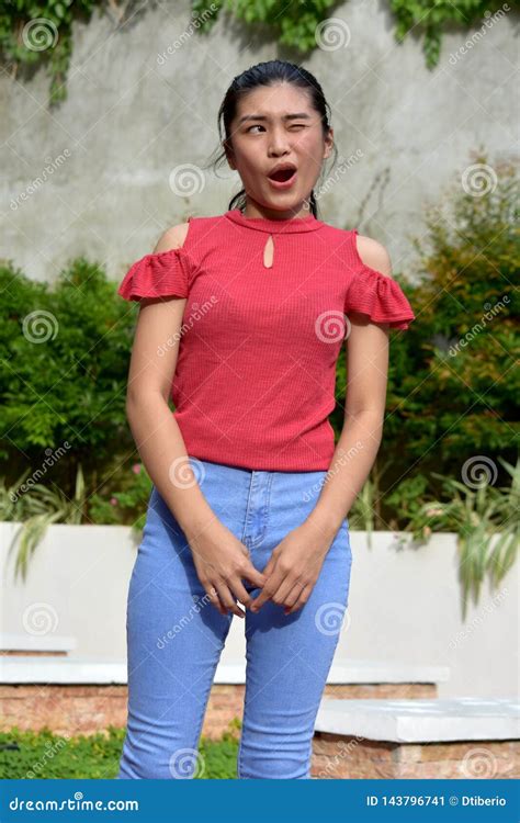 Junges Filipina Girl Winking Stockbild Bild Von Minoritäten Zicklein 143796741