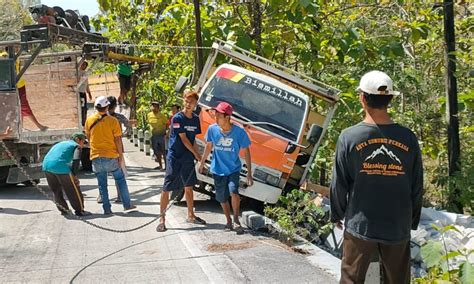 Tak Kuat Menanjak Truk Muatan Bata Ringan Terguling Di Semin Pidjar