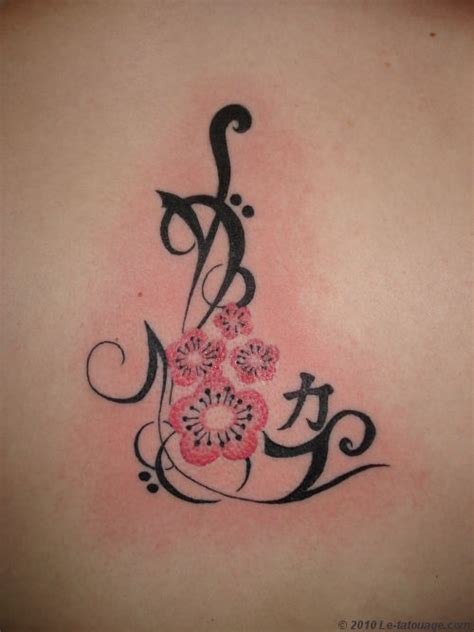 Tatouage fleur avec initiale Modèles et Exemples