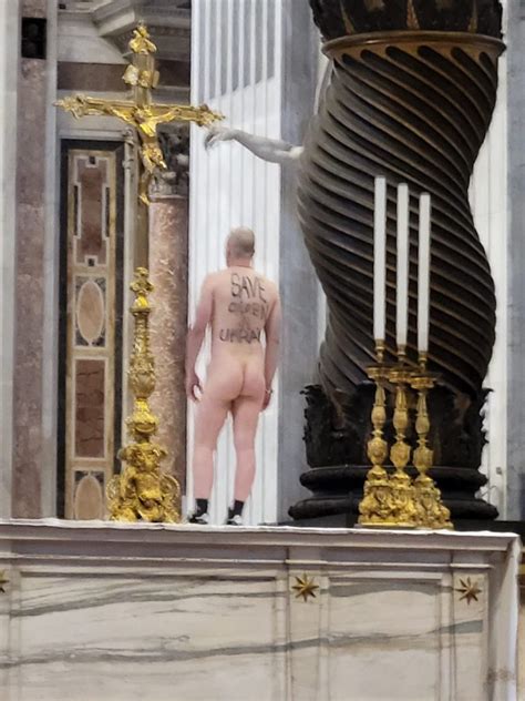 Vaticano Hombre Desnudo Sobre Altar Principal De La Bas Lica De San