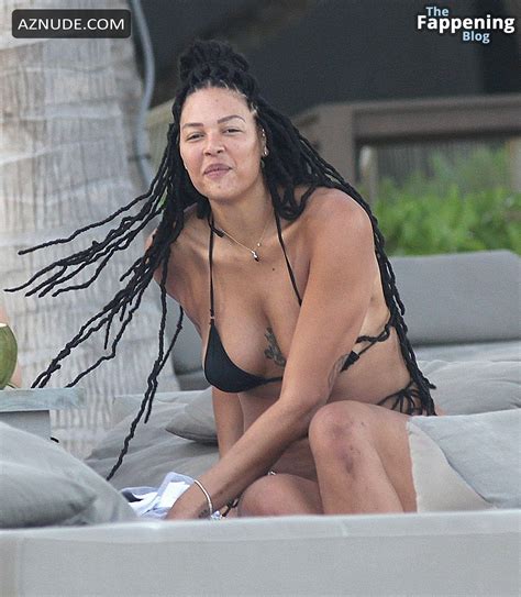 Liz Cambage Sexy Shows Off Her Amazing Body In A Hot Black Bikini While