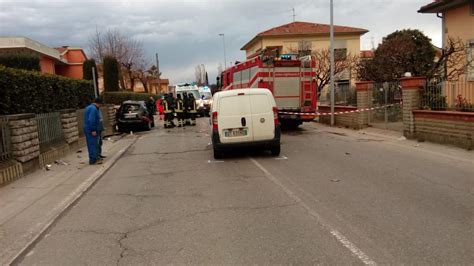 Grave Settantenne Nello Scontro Tra Auto E Furgone