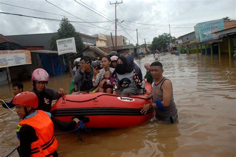 Tens of thousands evacuated amid Indonesia floods - World News | The Financial Express