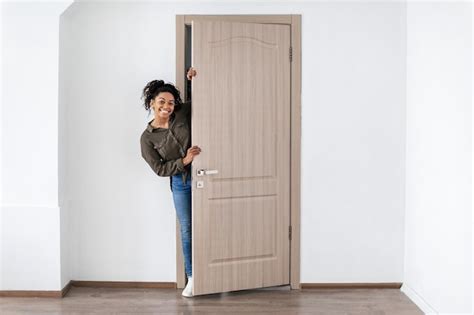 Mujer Negra Alegre Abriendo La Puerta Sonriendo Posando En Un Nuevo