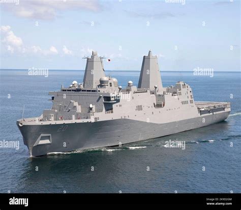 USS Green Bay (LPD-20) is a San Antonio-class amphibious transport dock ...