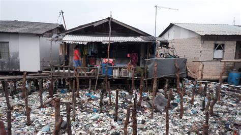 Menyusuri Kampung Terapung Penuh Sampah Di Batam