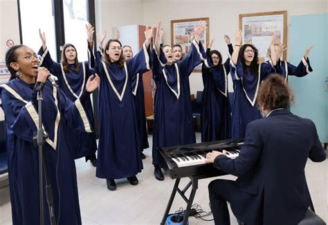 Al Centro Trasfusionale Con Il Coro Di Voci Gospel Voices Of Heaven