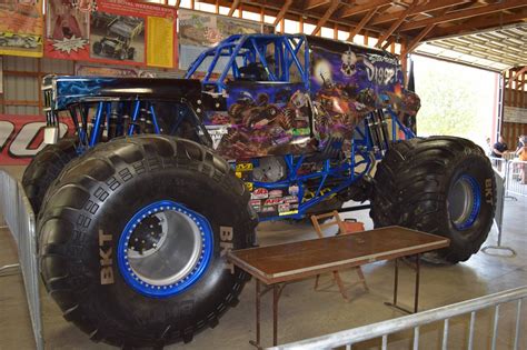 Pin By Drewstein Stonemore On Grave Digger In Monster Trucks