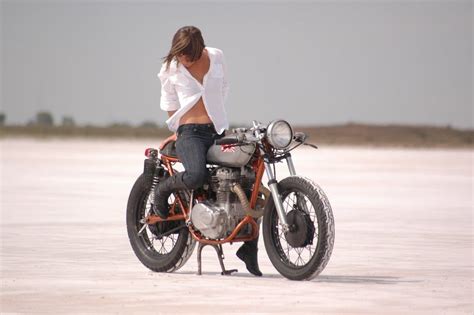 Honda Café Racer Vintage Cafe Racer Vintage Bikes Girls On Bike