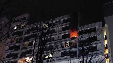 Brand Zerst Rt Wohnung In M Nchen Zuerst Flammen Und Rauch Auf Balkon